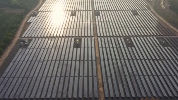 Кадри B-ролу повітряного дрона дивляться вниз на великі сонячні панелі на сонячній фермі. Електростанції сонячних батарей. Зелена енергія сонця. Відео 4k. - Кадри, відео