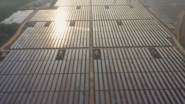 "B" felvétel, amint a drónra néz lefelé egy napfarmon lévő nagy napelemekre. Napelemes erőművek. Zöld Energia Napenergia. felvétel videó 4k. - Felvétel, videó