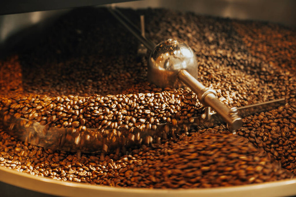 vista de perto de grãos de café assar na máquina
 - Foto, Imagem