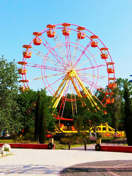 Ruské kolo v zábavním parku  - Fotografie, Obrázek