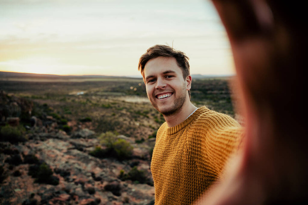 Καυκάσιος άνδρας ελεύθερο πνεύμα πεζοπορία στην άγρια φύση λαμβάνοντας selfies με κυτταρική συσκευή  - Φωτογραφία, εικόνα