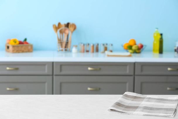 Saubere Serviette auf dem Tisch in der modernen Küche - Foto, Bild