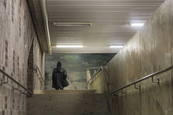 Stockholm, Zweden Een persoon die de trap afloopt in het metrostation Ropsten. - Foto, afbeelding