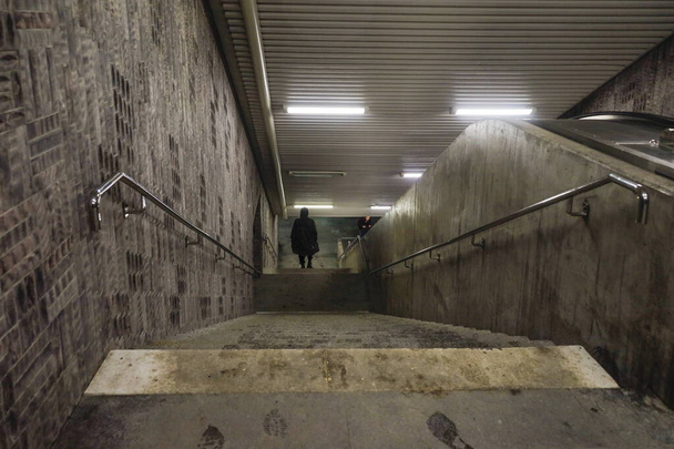 Stockholm, Zweden Een persoon die de trap afloopt in het metrostation Ropsten. - Foto, afbeelding