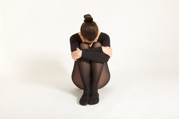 mladá baletka sedící před kamerou - Fotografie, Obrázek