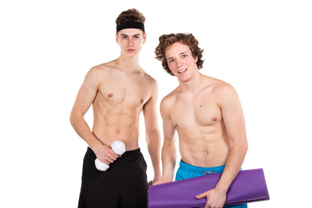Fitness e estilo de vida saudável. Dois jovens estudantes atraentes no ginásio. Fundo branco. - Foto, Imagem