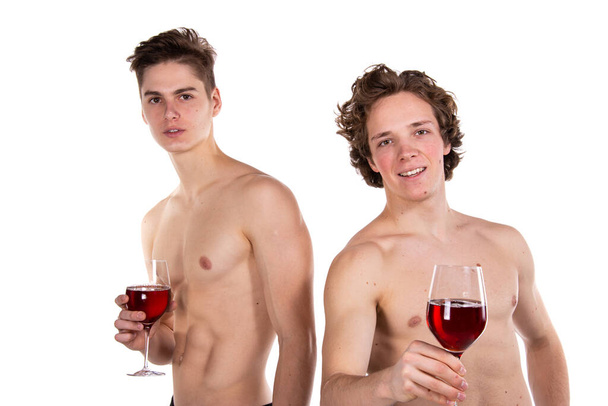 Prázdniny a víkendy. Mladý atraktivní pár pije červené víno. Bílé pozadí. - Fotografie, Obrázek