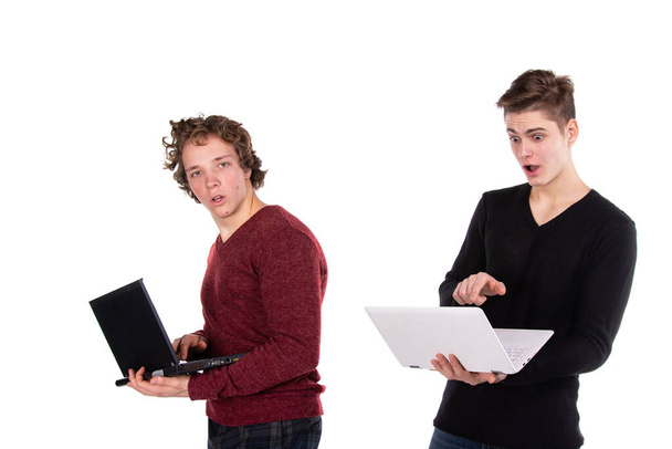 Estudia y trabaja. Dos jóvenes estudiantes atractivos con ordenadores portátiles. Fondo blanco. - Foto, imagen