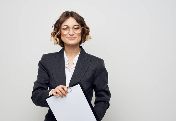 Mujer de negocios en traje clásico hoja blanca de papel maqueta de trabajo de oficina - Foto, Imagen