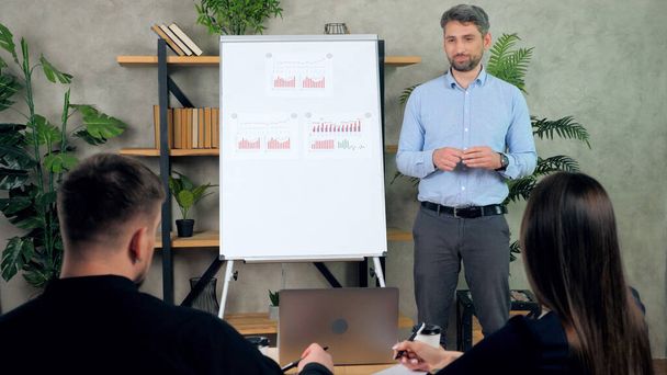 Человек бизнес-тренер рассказывает учит в автономном режиме онлайн сотрудников финансовой грамотности - Фото, изображение