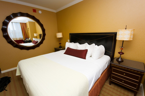 a szállodai szobában franciaágy - Fotó, kép