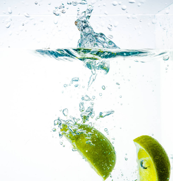 Kalk im Wasser mit frischem, hellgrünem Spritzer - Foto, Bild