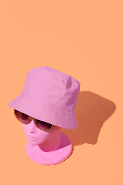 Dummy mode stijlvol meisje. Emmer hoed en zonnebril trends. Lente, zomerseizoenen komen eraan. Minimaal isometrisch ontwerp - Foto, afbeelding