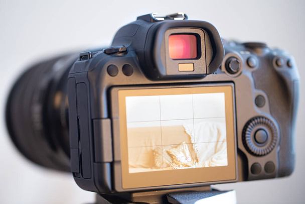 Close-up van een professionele digitale camera op een wazige achtergrond. - Foto, afbeelding