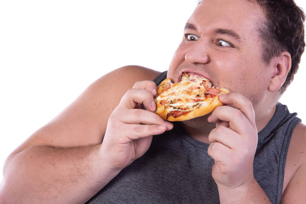 Un tipo grasso e divertente a dieta. Uomo felice con baguette.  - Foto, immagini