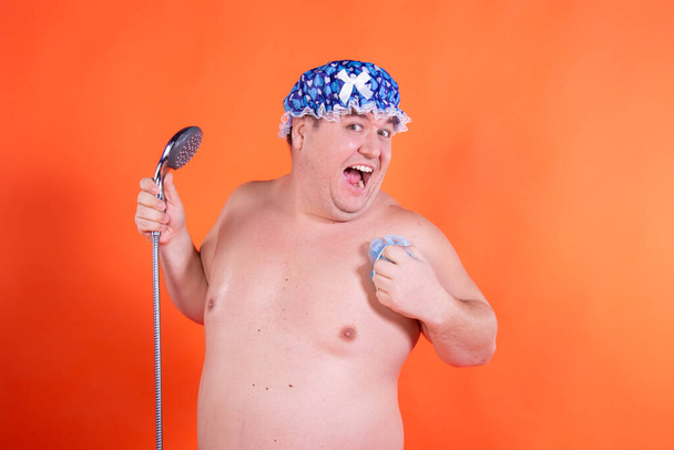 Divertente grasso uomo sta lavando sotto la doccia. - Foto, immagini