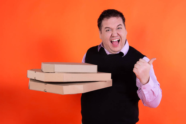 Humour gros homme et boîtes à pizza. - Photo, image