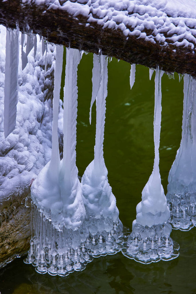 Hermosas formaciones de hielo en un río de montaña en invierno, de cerca. - Foto, imagen