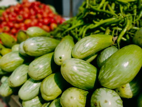 Frutas y verduras frescas, Colección de alimentos, Vista recortada de los alimentos en el carrito de la compra cerca del hombre en el supermercado - Foto, Imagen