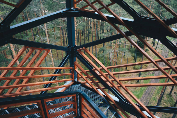 Nahsicht auf Aussichtsturm-Konstruktionselemente, Holzturm im Wald, Holztreppe - Foto, Bild