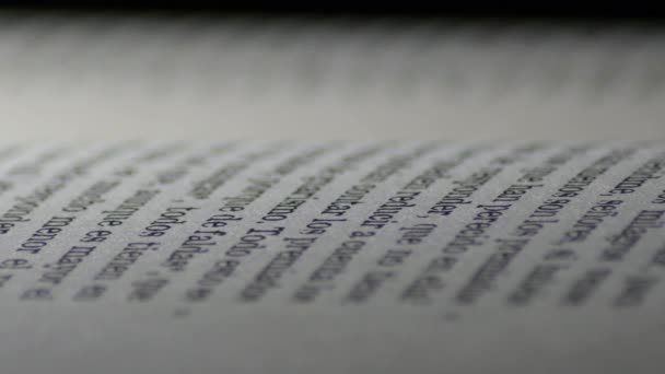 Pagina 's geschreven in een open boek, rotatie - Video
