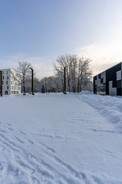Moderní sál v zimním parku ve dne, město Johvi, Estonsko - Fotografie, Obrázek