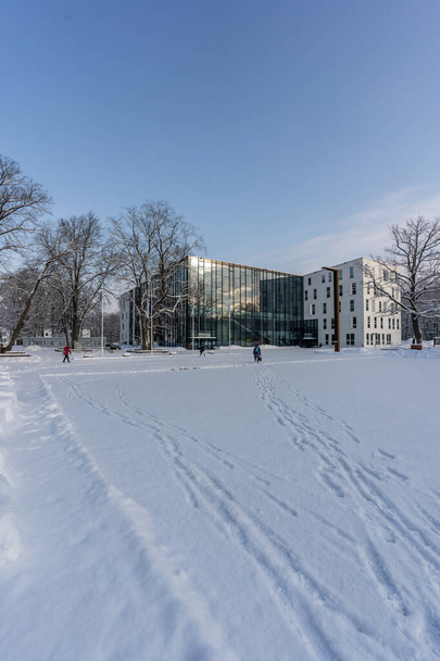 Moderní sál v zimním parku ve dne, město Johvi, Estonsko - Fotografie, Obrázek