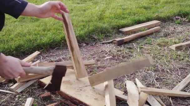 Χωρίζοντας το ξύλο βελανιδιάς σε μικρά τσιπ για να ανάψει μια φωτιά σε εξωτερικούς χώρους σε αργή κίνηση - Πλάνα, βίντεο
