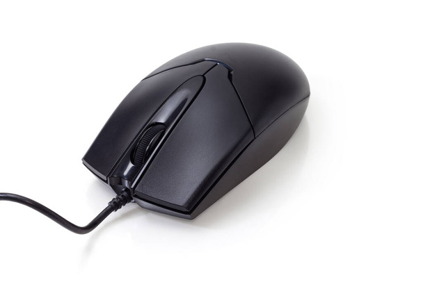 Černá typická drátová optická myš se dvěma tlačítky a kolečkem na bílém pozadí, detailní záběr - Fotografie, Obrázek