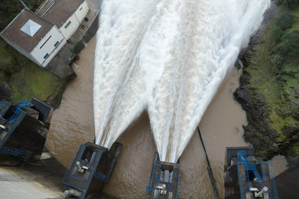 Décharge du barrage Fronhas pendant la période d'inondation, février 2021 - vue de dessus - Photo, image