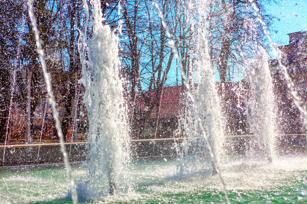 Šplouchající fontána vody ve městě  - Fotografie, Obrázek