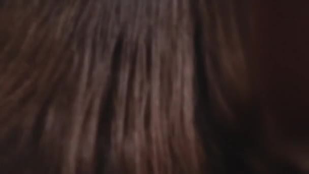 Brunetka kobieta z długimi włosami czesanie jej błyszczące włosy, naturalna pielęgnacja włosów i stylizacji, piękno i wellness wygląd - Materiał filmowy, wideo