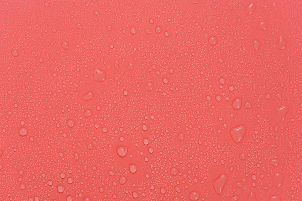 Wassertropfen auf rotem Hintergrund. Hintergrund Glas mit Wassertropfen bedeckt. Blasen im Wasser - Foto, Bild
