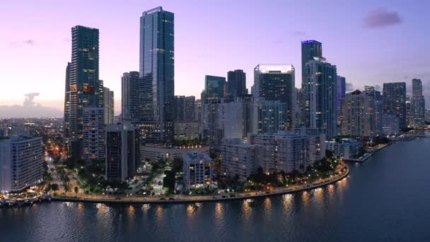 Waterfront Cityssä yöllä. Ilmakuva Miamin keskustasta, Florida, USA 4K.  - Materiaali, video