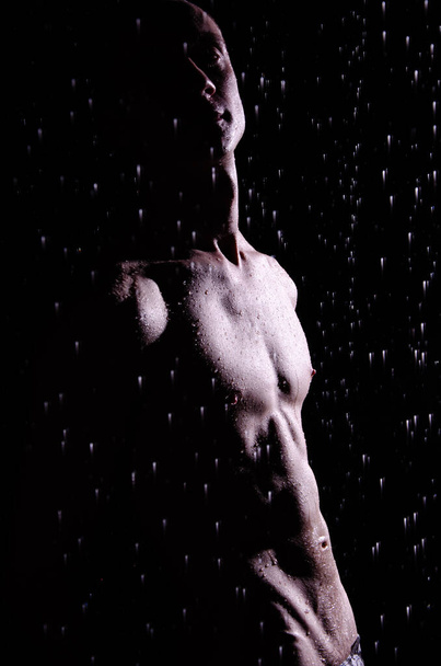 シャワーの下にハンサムな若い男が濡れ滴下. - 写真・画像
