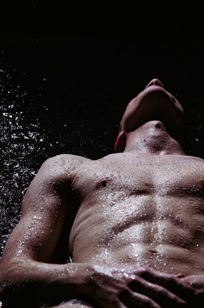 Fešák mladý muž pod sprchou kapající mokrý. - Fotografie, Obrázek