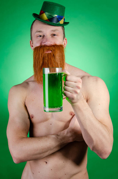 Saint Patrick a divertir-se. Irlanda tradicional. sexy engraçado homem. - Foto, Imagem