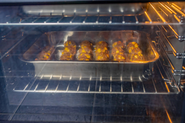 オーブンでステンレス製のトレイで自家製の牛肉コフタミートボール料理 - 写真・画像