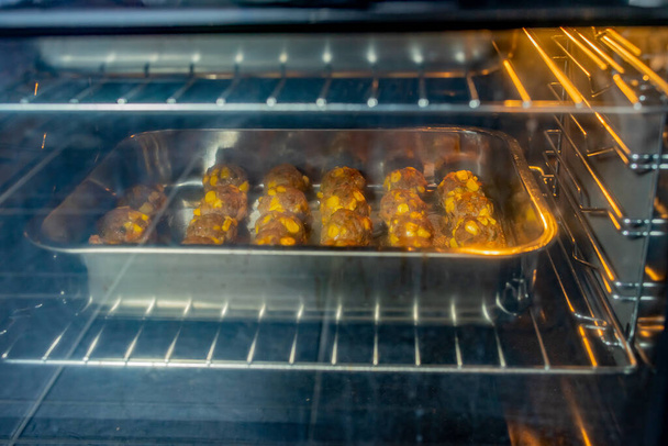  オーブンでステンレス製のトレイで自家製の牛肉コフタミートボール料理 - 写真・画像