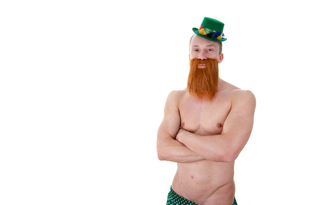 Ο Άγιος Πατρίκιος διασκεδάζει. Παραδοσιακή Ιρλανδία. Σέξι αστείος άντρας. - Φωτογραφία, εικόνα