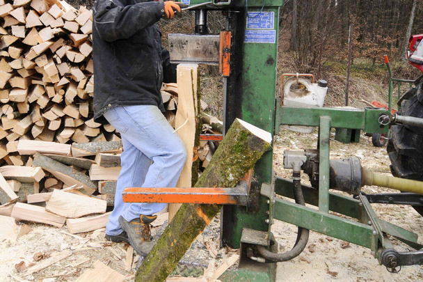 розділення деревини в лісі, деревообробній промисловості та лісовому господарстві
 - Фото, зображення