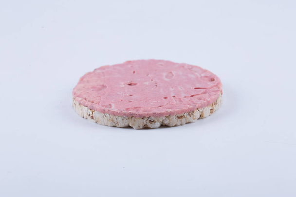 Een roze platte ronde galettes op witte achtergrond. - Foto, afbeelding