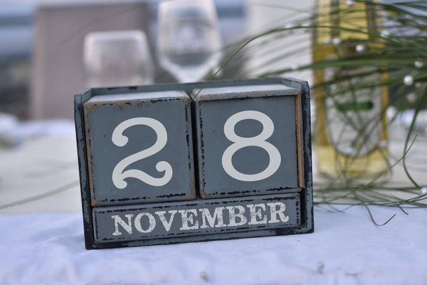 Деревянные блоки в коробке с датой, днем и месяцем 28 ноября. Календарь - Фото, изображение