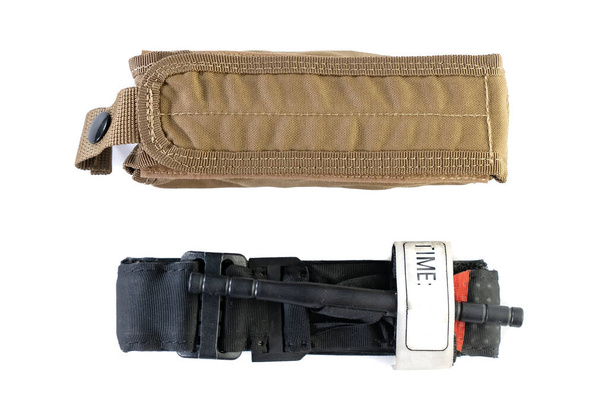 O saco militar para torniquete, wicket, torniquete ou kit de primeiros socorros isolado em um fundo branco. - Foto, Imagem