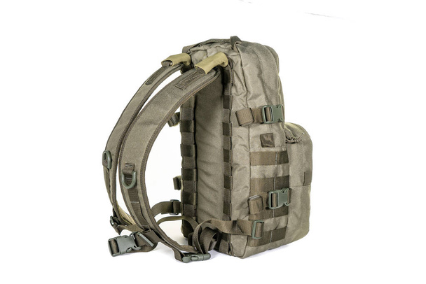 taktischer Rucksack Farbe khaki Vorderansicht isoliert weißen Hintergrund Ausrüstung militärischen Touristen - Foto, Bild