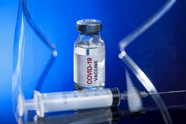 кованоїд - 1 9, коронавірус, вакцина та шприц. вакцинований флакон коронавірусної вакцини та вірусу
 - Фото, зображення