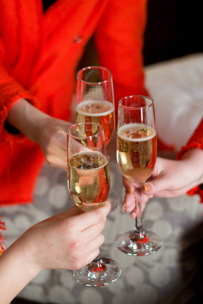 Un gruppo di ragazze con in mano un bicchiere di champagne - Foto, immagini
