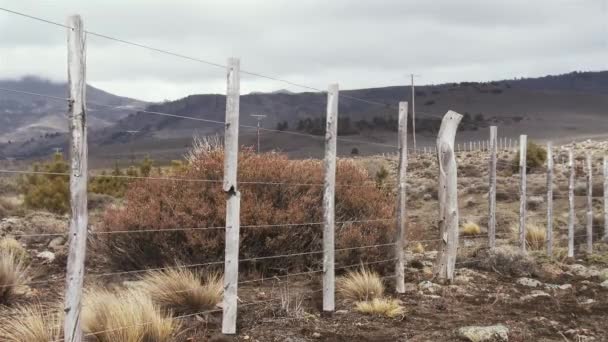 Farm Fence Post Patagóniában, Argentínában, Dél-Amerikában.   - Felvétel, videó