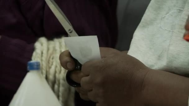 Ženské ruce s nůžkami ve třídě. Close-Up.   - Záběry, video