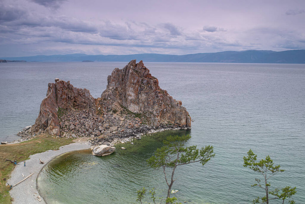 Скеля Шаманка в похмурий день біля Хужира, головного села на острові Ольхон на озері Байкал у східному Сибіру. Фотографія була зроблена влітку в липні.. - Фото, зображення
